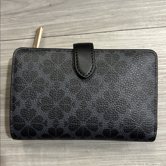 Kate spade bag and matching wallet
Brand new without tag - Picture 10 of 12